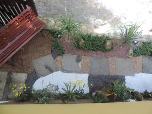 vistas a un jardín con un banco y plantas en Pousada Portal das Estrelas, en Trindade