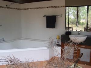 A bathroom at Silversprings cottages