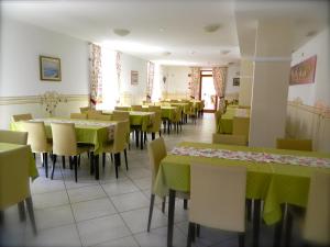 Un restaurante o sitio para comer en Albergo Montecroce