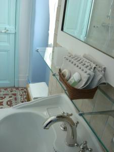 A bathroom at Maison Velvet