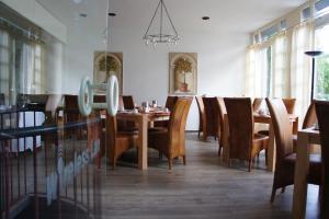 a dining room with a table and chairs at Hotel am Schloss Broich in Mülheim an der Ruhr