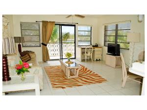 - un salon avec un canapé et une table dans l'établissement 8 Villa Martinique, à Freeport