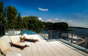 d'un ponton avec des chaises et une vue sur l'eau. dans l'établissement Hotel Active, à Szczecinek