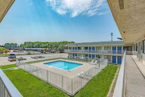 an overhead view of a building with a swimming pool at Motel 6 Kansas City, MO - Airport in Kansas City