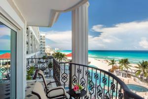 uma varanda com vista para a praia e para o oceano em Hyatt Zilara Cancun - All Inclusive - Adults Only em Cancún