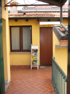 ein kleines Haus mit einer Tür und Fliesenboden in der Unterkunft Altana Piccionaia di Via Dante in Cremona
