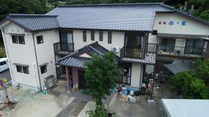 对马市渔房民宿的享有白色大建筑的空中景致