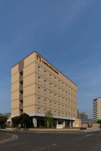 duży budynek z znakiem na górze w obiekcie N Gate Hotel Osaka w mieście Kashōji