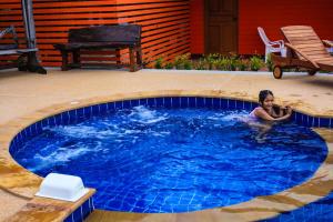 Bazén v ubytování Suksai Buri Resort nebo v jeho okolí