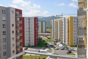 Blick auf einen Parkplatz in einer Stadt mit Gebäuden in der Unterkunft Apartamente Olivero in Braşov