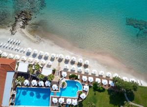 - une vue aérienne sur le complexe et la plage dans l'établissement Afitis Boutique Hotel, à Afytos