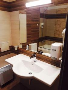 Ett badrum på Hotel Etropolia