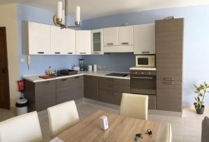 Seafront Apartment Blue Water tesisinde mutfak veya mini mutfak