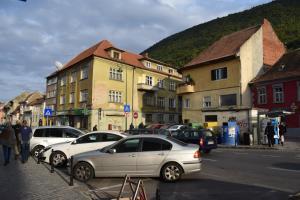 un grupo de coches estacionados en un estacionamiento en Zinne Apartments, en Brasov