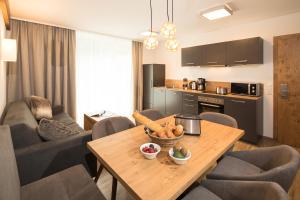 A kitchen or kitchenette at enjoy ischgl