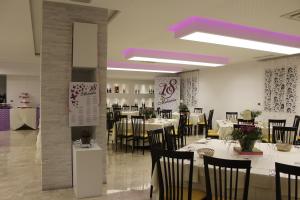 A restaurant or other place to eat at Hotel Miramare