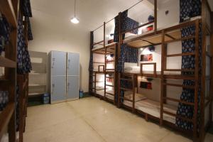Zimmer mit Etagenbetten aus Holz in einem Zimmer in der Unterkunft Jaipur Jantar Hostel in Jaipur