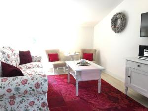 ein Wohnzimmer mit einem Sofa und einem Tisch in der Unterkunft Seadrift Land-Apartments in Sankt Peter-Ording