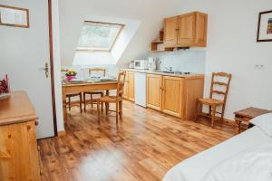 Kuchyň nebo kuchyňský kout v ubytování Appart Hotel Charles Sander