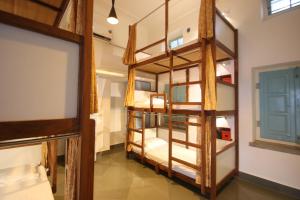ジャイプールにあるJaipur Jantar Hostelの複数の二段ベッドが備わる客室です。