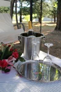 una botella de vino y dos copas de vino en una mesa en Appartamento Il Nido, en Pontestura