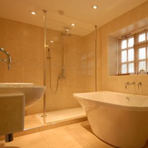 Losehill House Hotel & Spa في هوب: حمام مع حوض استحمام ودش ومغسلة