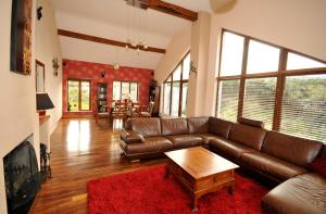 Posezení v ubytování House with sea views close to Beach with WiFi and large kitchen and dining