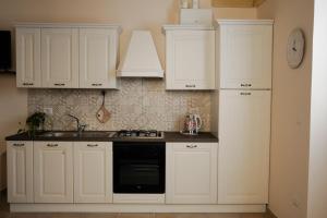 A kitchen or kitchenette at La Casetta