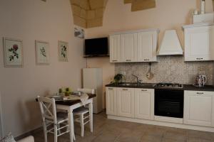 A kitchen or kitchenette at La Casetta
