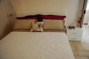 A bed or beds in a room at La Casetta