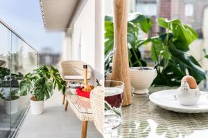 einen Balkon mit Pflanzen und einen Tisch mit einem Teller Essen in der Unterkunft Parkowa in Sopot