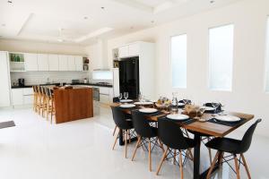 - une cuisine et une salle à manger avec une table et des chaises dans l'établissement Villa Aditi, à Seminyak