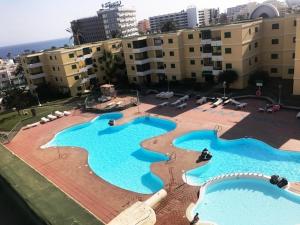 an overhead view of two swimming pools in a building at Apartamento Pepe in Playa del Ingles