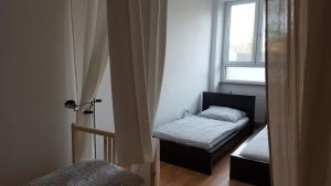 1 Schlafzimmer mit 2 Betten und einem Fenster in der Unterkunft Gästehaus Samuel in Völklingen