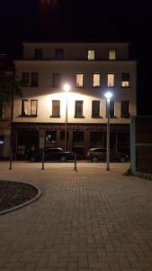 ein Gebäude mit zwei Straßenbeleuchtung davor in der Unterkunft Gästehaus Samuel in Völklingen