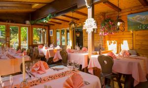 un comedor con mesas con manteles rosados en Alpine Budget Rooms by Täscherhof en Täsch
