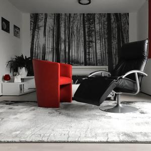 una sala de estar con 2 sillas y una ventana con árboles en All-In-One-Studio, en Henstedt-Ulzburg