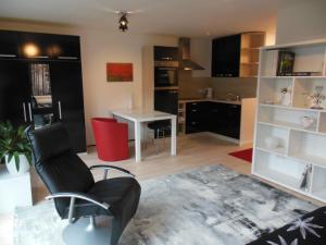 sala de estar con mesa y cocina en All-In-One-Studio, en Henstedt-Ulzburg