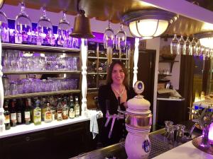 Eine Frau, die in einer Bar in einem Restaurant sitzt. in der Unterkunft Hotel an der Hörn in Kiel