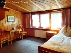 سرير أو أسرّة في غرفة في Alpine Budget Rooms by Täscherhof