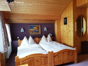 سرير أو أسرّة في غرفة في Alpine Budget Rooms by Täscherhof