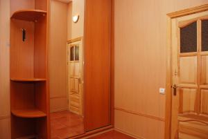 Habitación con puerta y espejo. en VIP Apartments 11 Kiev en Vyshhorod