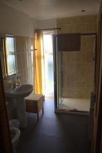 泰恩的住宿－Inver bay apartment，带淋浴、盥洗盆和淋浴的浴室