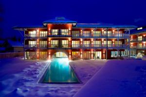ein Hotel im Schnee in der Nacht in der Unterkunft Das Hotel Eden - Das Aktiv- & Wohlfühlhotel in Tirol auf 1200m Höhe in Seefeld in Tirol