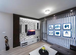 プロブディフにあるLux Apartment Plovdivのリビングルーム(ソファ、壁掛けテレビ付)