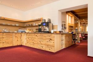 a large kitchen with wooden cabinets and a counter top at Elisabeth Serfaus inkl der SUPER SOMMER CARD im SOMMER 2026 in Serfaus