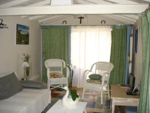 DourgneにあるLe Pastel de l'Autanのリビングルーム(ソファ、椅子2脚付)