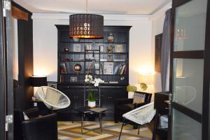 a living room with chairs and a black wall at Mont B&B in Pontorson