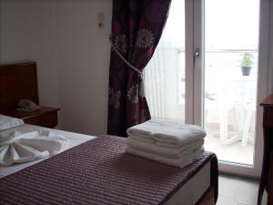 Кровать или кровати в номере Sea Breeze Hotel
