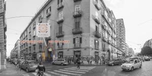 una foto in bianco e nero di una strada cittadina con le auto di Euforia Napoli - Tre Sedi - Three Locations a Napoli